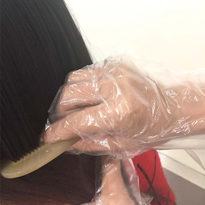 이발소에서 머리 염색을 위한 일회용 장갑